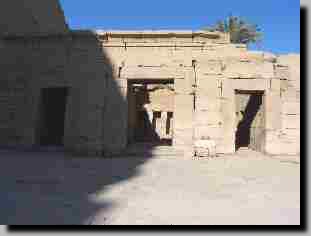 Temple de Sthi II (1200 ans av.JC) constitu de trois chapelles accoles, celle du centre consacre  Amon, celle de gauche  son pouse Mout, et celle de droite  son fils Khonsou .